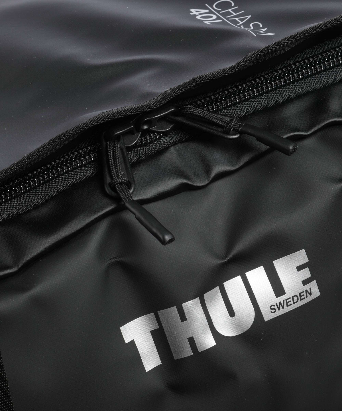 Thule Chasm 40 Weekend bag black