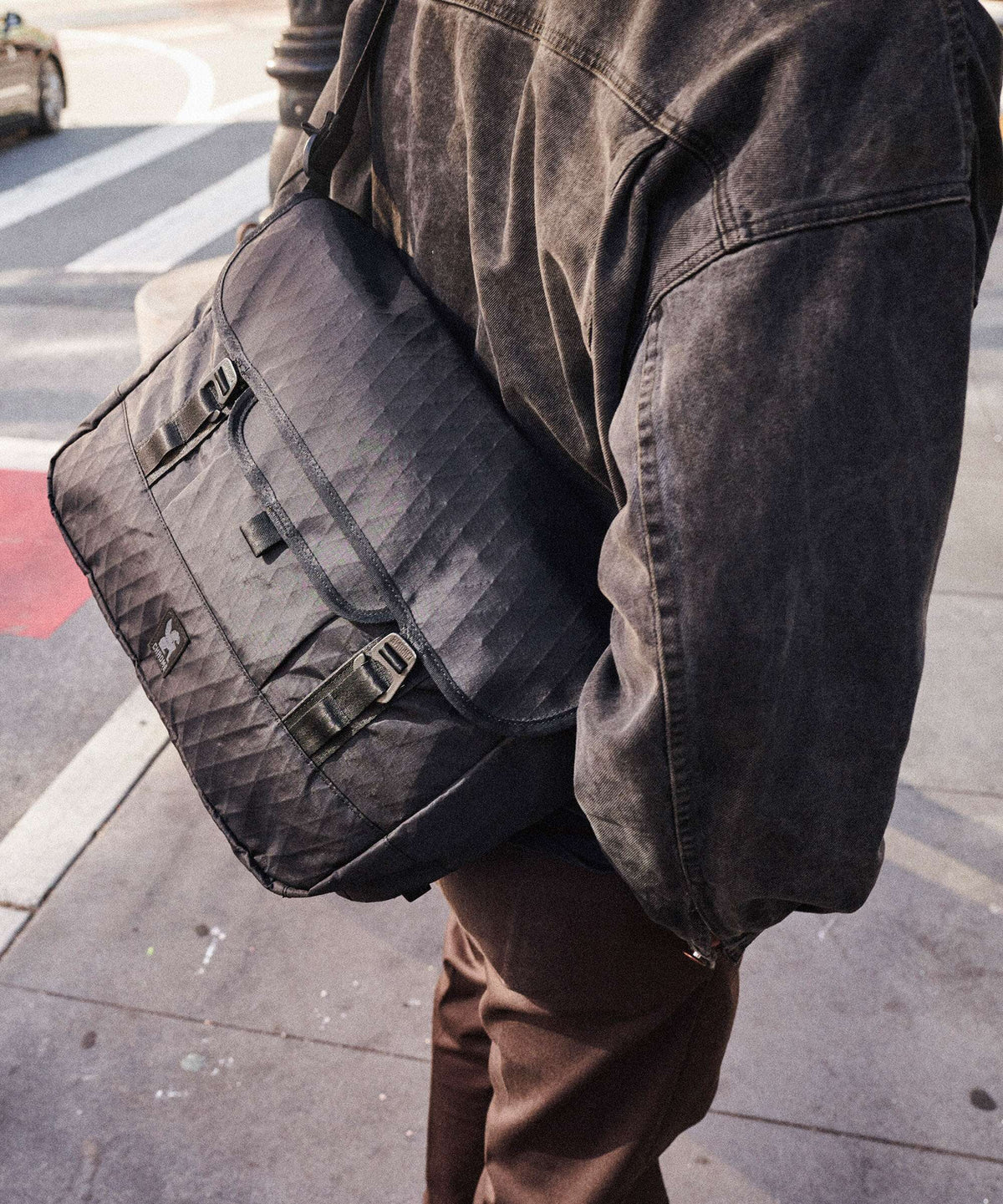 Chrome Midtown 20L Messenger bag sage