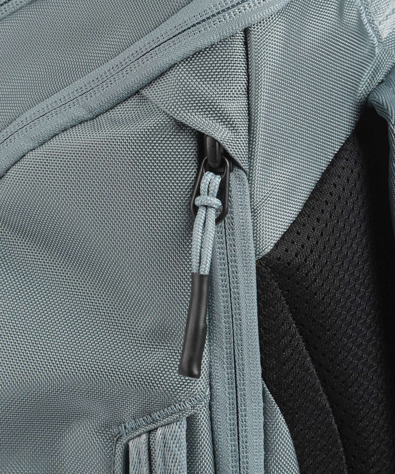 Thule Chasm 26 Backpack pond