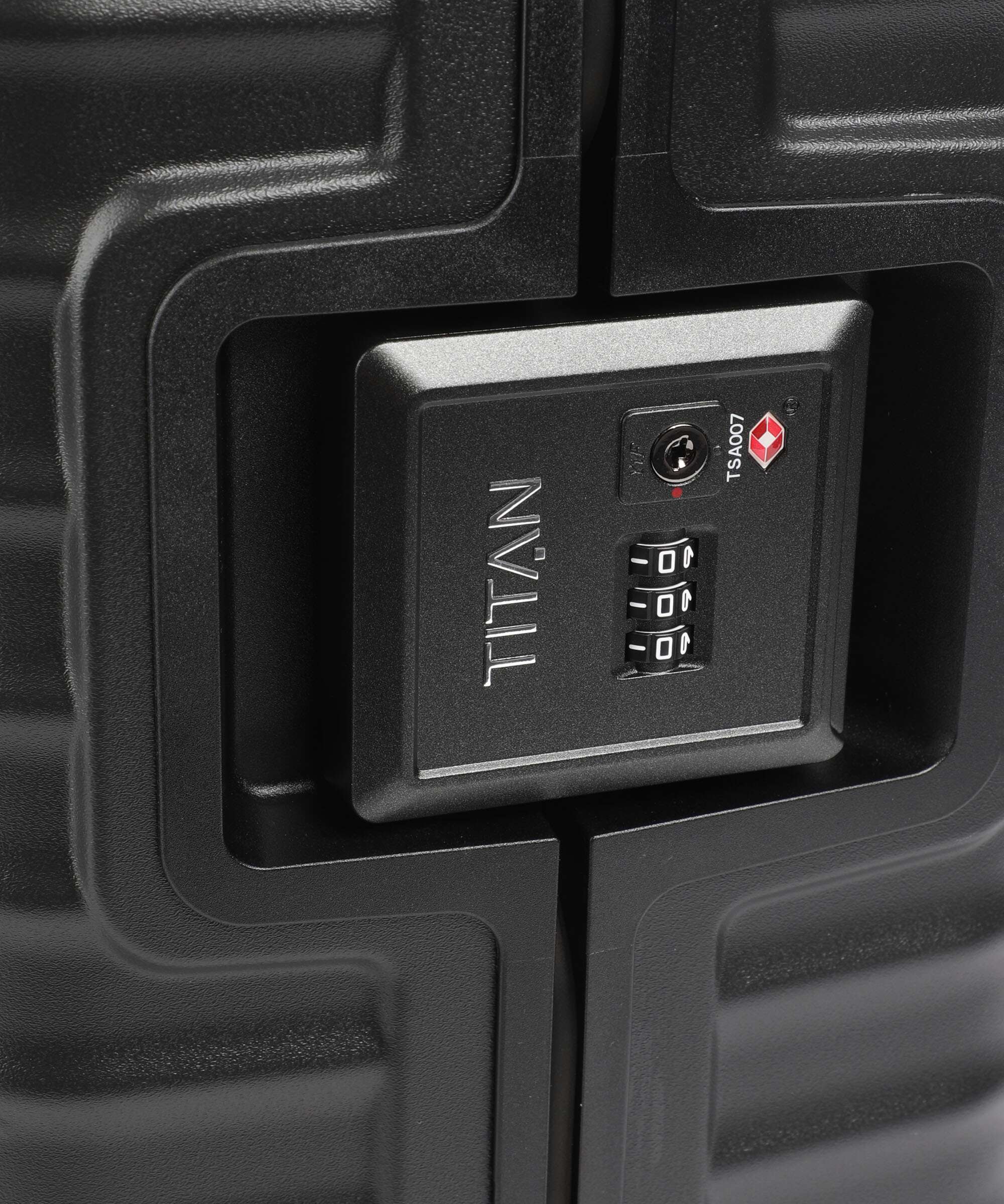 Titan Overseas Spinner (4 wheels) nightshade black