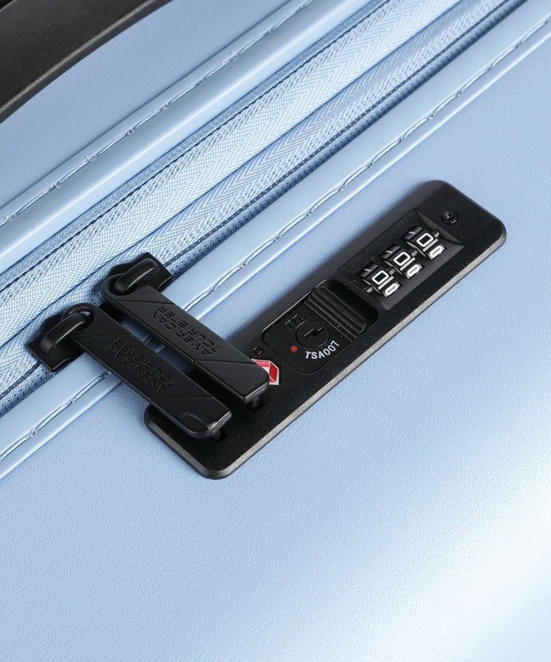 American Tourister Novastream Spinner (4 wheels) pastel blue