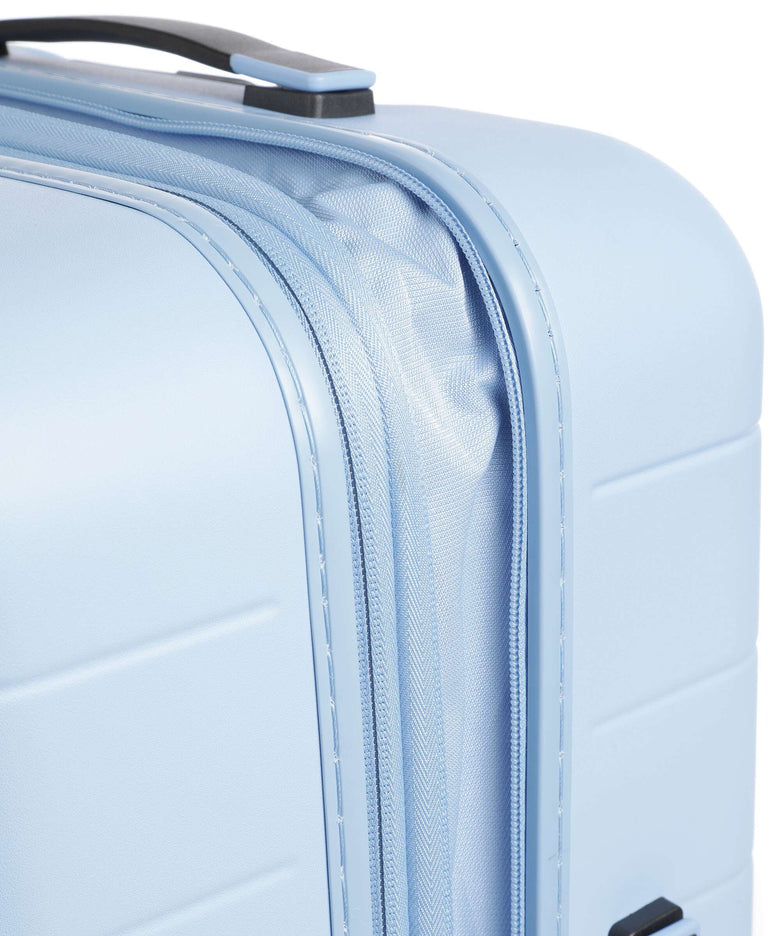 American Tourister Novastream Spinner (4 wheels) pastel blue