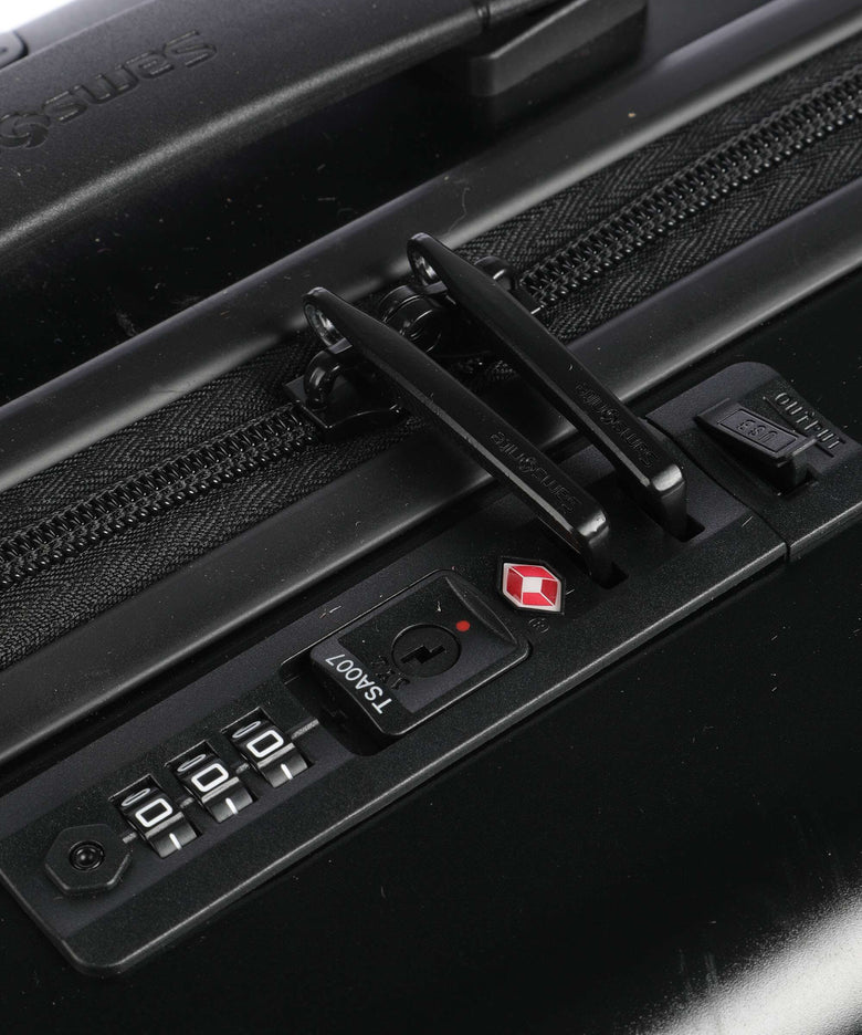 Samsonite Stackd Disney Spinner (4 wheels) black panther